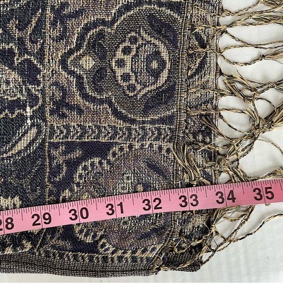 Elegant Reversible Paisley Pashmina Scarf with Fringe Tassels - Picture 6 of 7